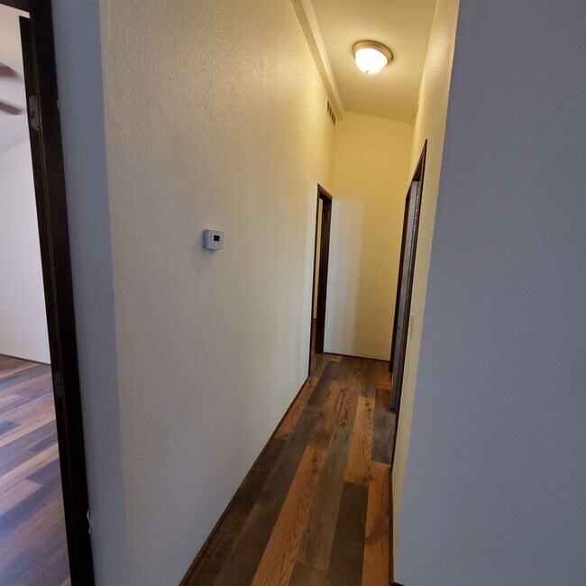 Building Photo - Pet Friendly 4 Bed / 2Bath Home w/ Garage