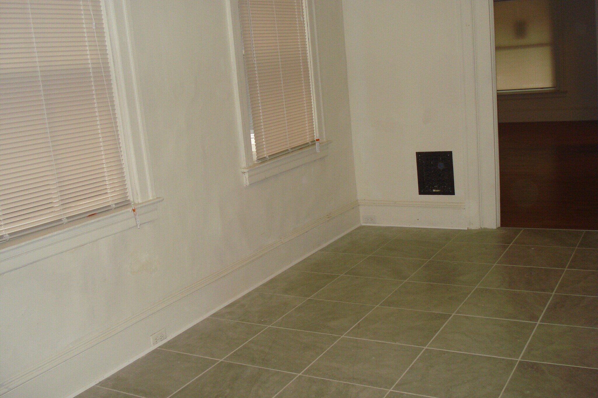 Building Photo - 733 E Chestnut St