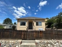 Building Photo - 3 Bedroom 1 Bathroom Single-Story