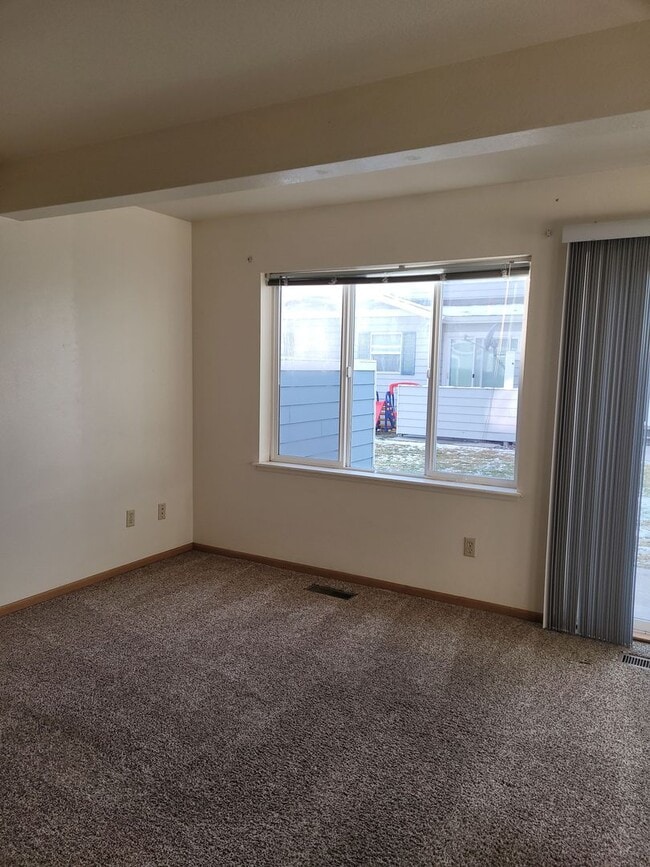 Building Photo - Bright & Convenient Townhouse Living!