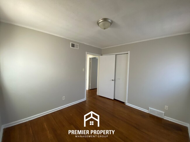 Building Photo - Spacious 4BR/2BA Memphis Home with Den, Fireplace & 2-Car Garage