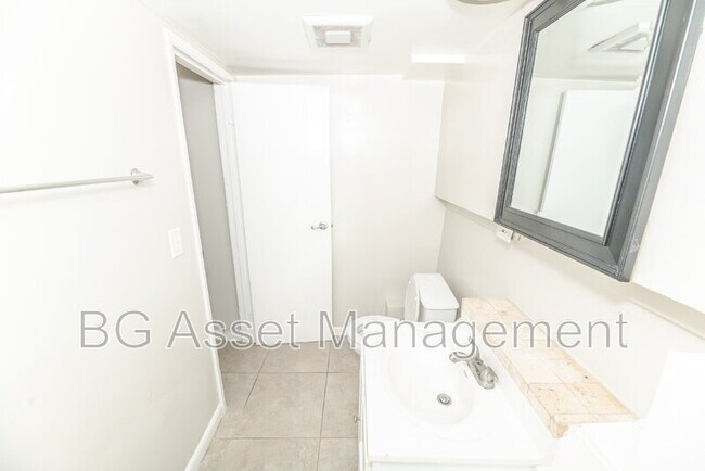 Building Photo - 1723 Bayo Vista Ave