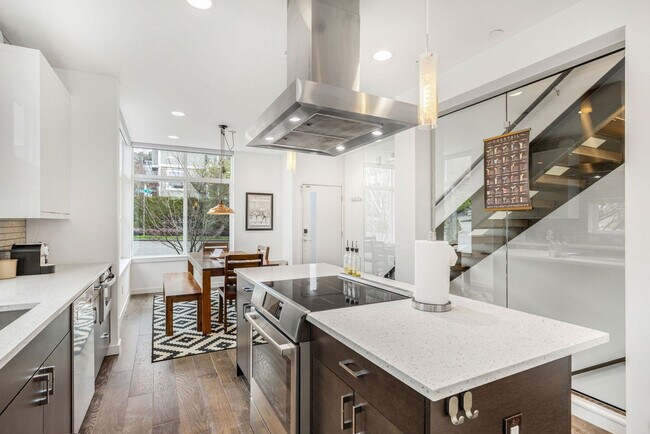 Building Photo - 301 Valley St