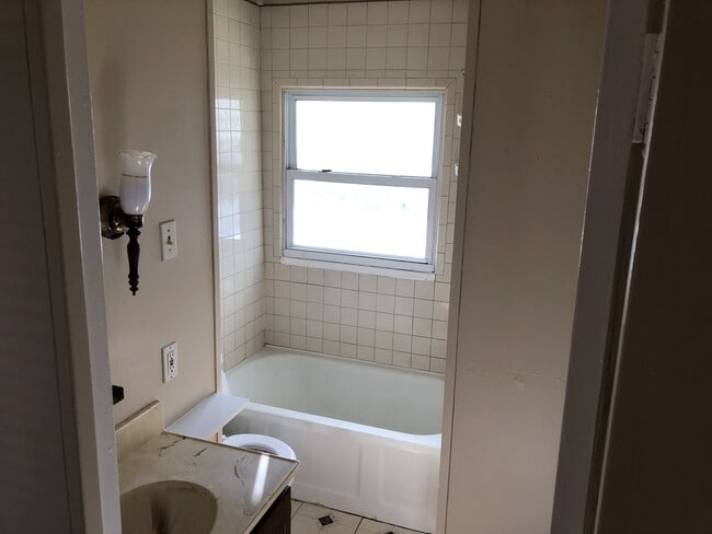 Building Photo - 2 Bedroom House W/ Garage!