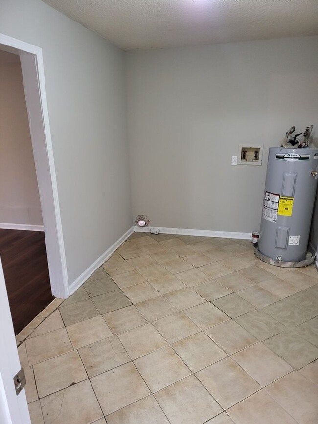 Building Photo - Nice brick ranch 4 bedroom 2 bath in Hermi...