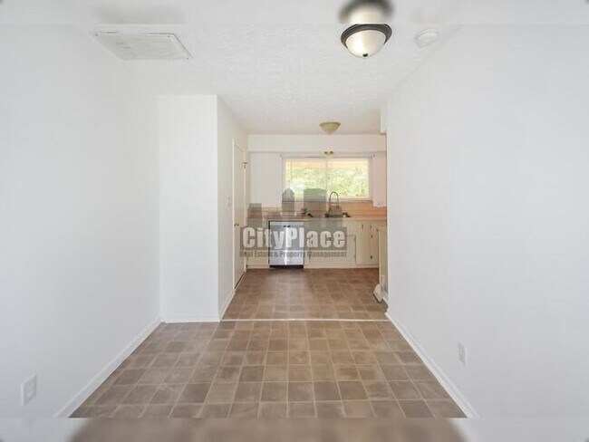 Building Photo - 636 Oak Dr