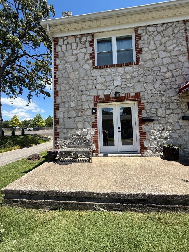 Building Photo - 610 Cabell Dr