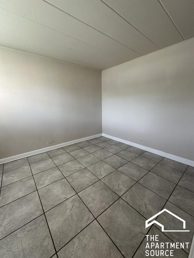 Building Photo - 9610 Ivanhoe Ave