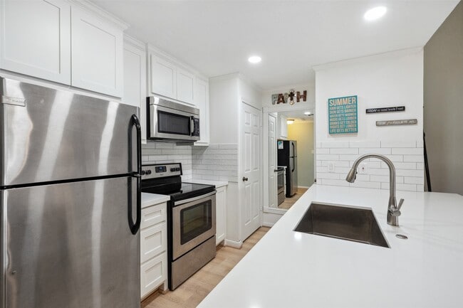 Building Photo - 801 River Rd