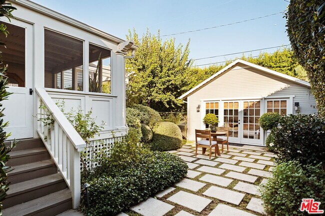 Building Photo - 1438 N Orange Grove Ave