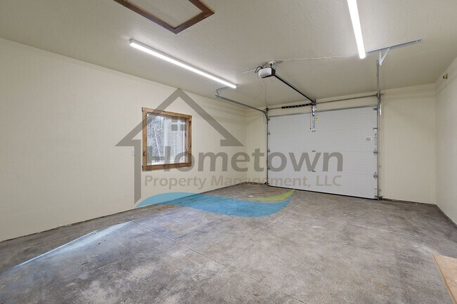 Building Photo - 2 Bedroom 1 Bathroom Home with a Single Car Garage Available in Blanchard!
