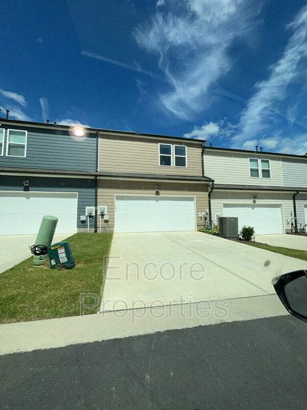 Building Photo - 305 Ribbon Rail St