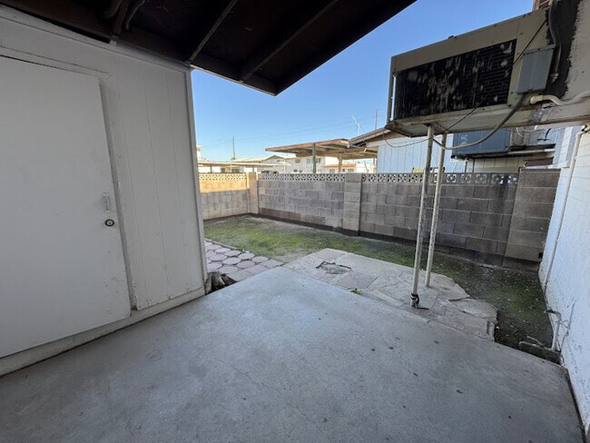 Building Photo - Holiday Gardens Townhome