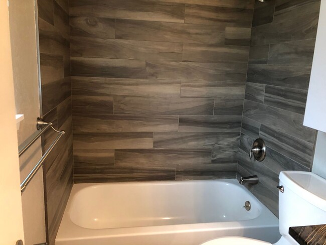 Building Photo - CUTE House with fenced yard & AIR-CONDITIONING in Lynnwood/N Bothell area