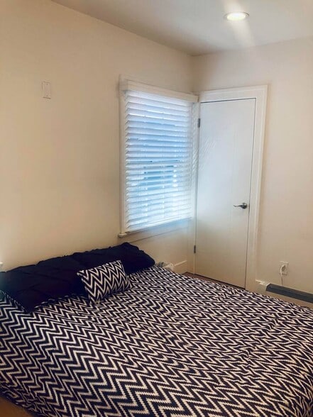 Building Photo - 1037 W 73rd St