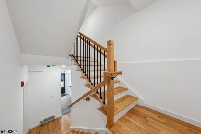 Building Photo - 52 James St