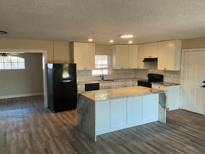 Building Photo - 381 11th Ave SW