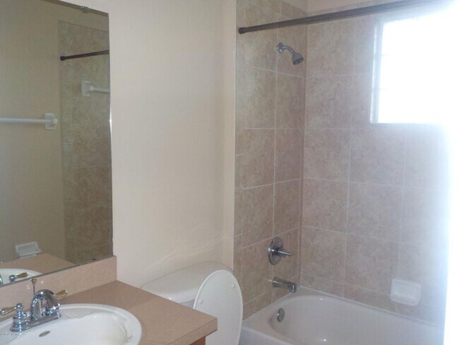 Building Photo - Charming 3 bedroom, 2.5 bath home in Oakle...