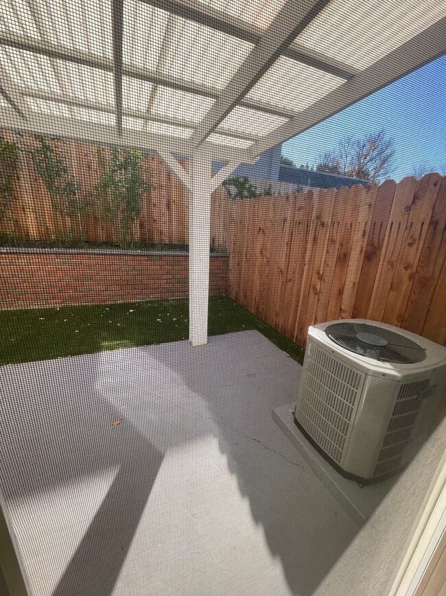 Building Photo - Cozy 2b/1.5ba Townhome in Anaheim