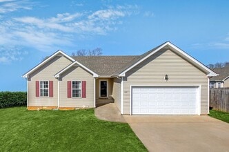 Building Photo - 3 bed 2 bath Fenced yard.  Heart of St. B.  Hurry.