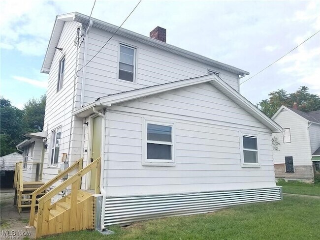 Primary Photo - 528 E Indianola Ave