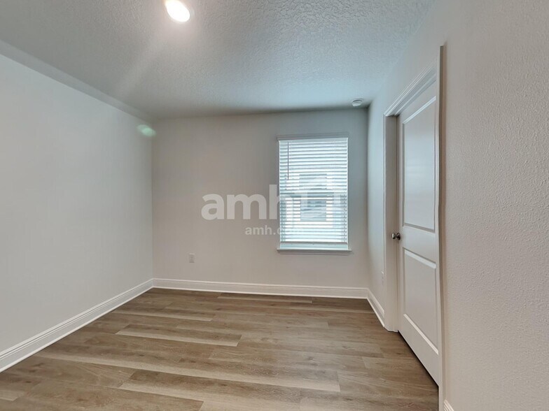 Building Photo - 575 Worcester Ct