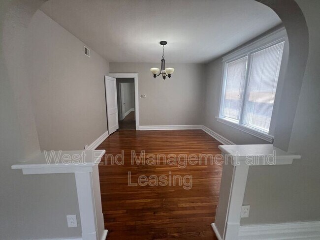 Building Photo - 1018 Commodore Dr