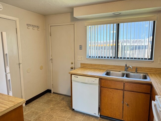 Building Photo - 2 bedroom 1 bath duplex in Cottage Grove!
