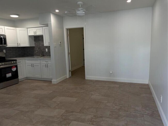 Building Photo - 4336 N Ocean Dr