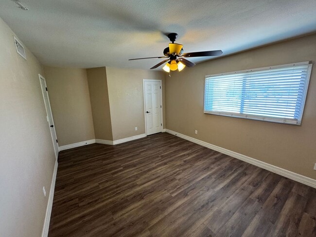 Building Photo - 3 Bedroom - 2  Bedroom - 1656 Sq. Ft - Cas...