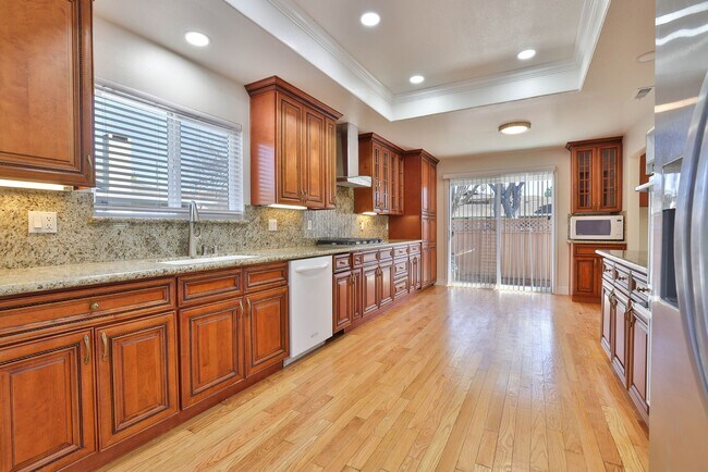 Building Photo - 1327 Essex Way