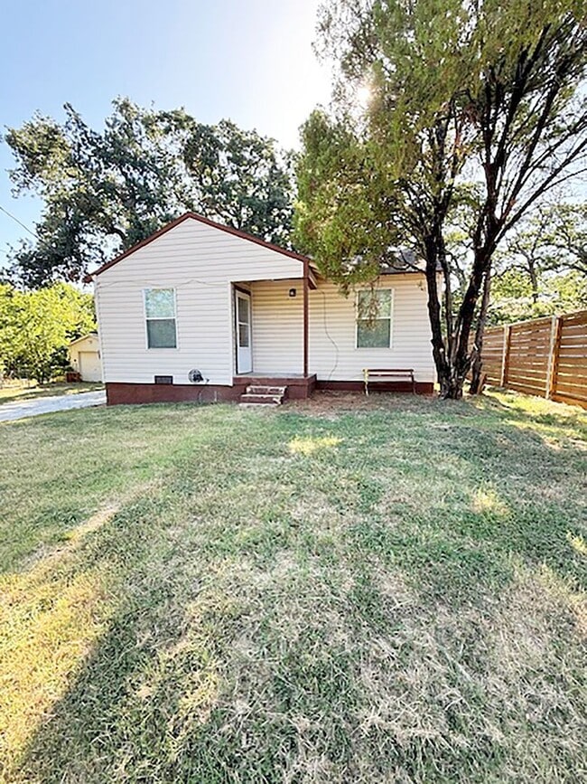 Primary Photo - NIce 2 Bdrm 1 Bath Home near UNT and I-35E...
