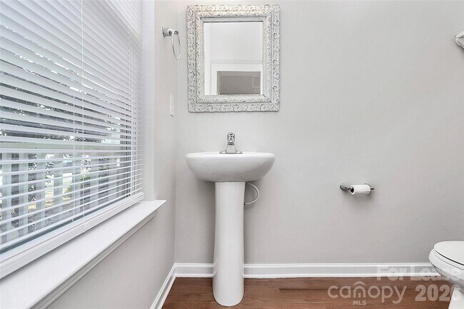 Building Photo - 8116 Dumphries Dr