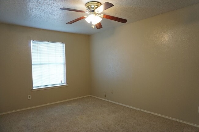 Building Photo - VIEW NOW - COMING SOON - Charming 3-Bedroom Duplex in East Dallas with Garage & Fenced Yard