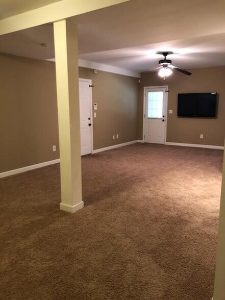 Building Photo - 211 Lakeside Park Dr