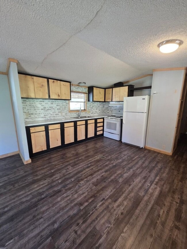 Building Photo - $1,500 - 2 Bedroom / 1 Bath Creekfront Park Model in Tatham Mountain Park