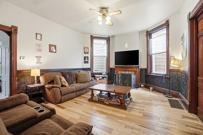 Building Photo - 6 bed/2 bath on Rohs St., Mins. from UC for Only $650/pp ($3900/mo)!