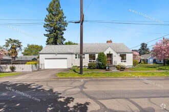 Building Photo - Charming 3BR/2BA with Hardwood Floors, Fen...