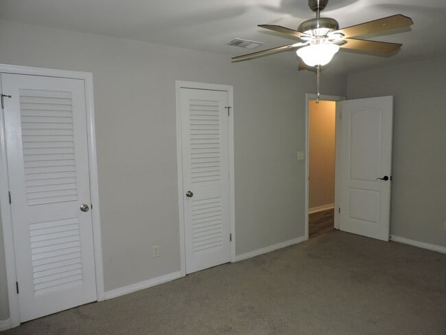 Building Photo - Convenient westside location!