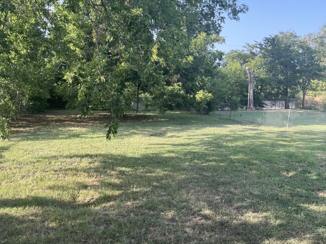Building Photo - Charming 3-Bedroom Home with Hardwood Floo...