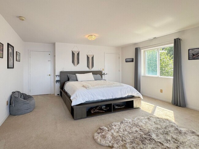 Building Photo - Stunning Home for Lease in Diamond Point