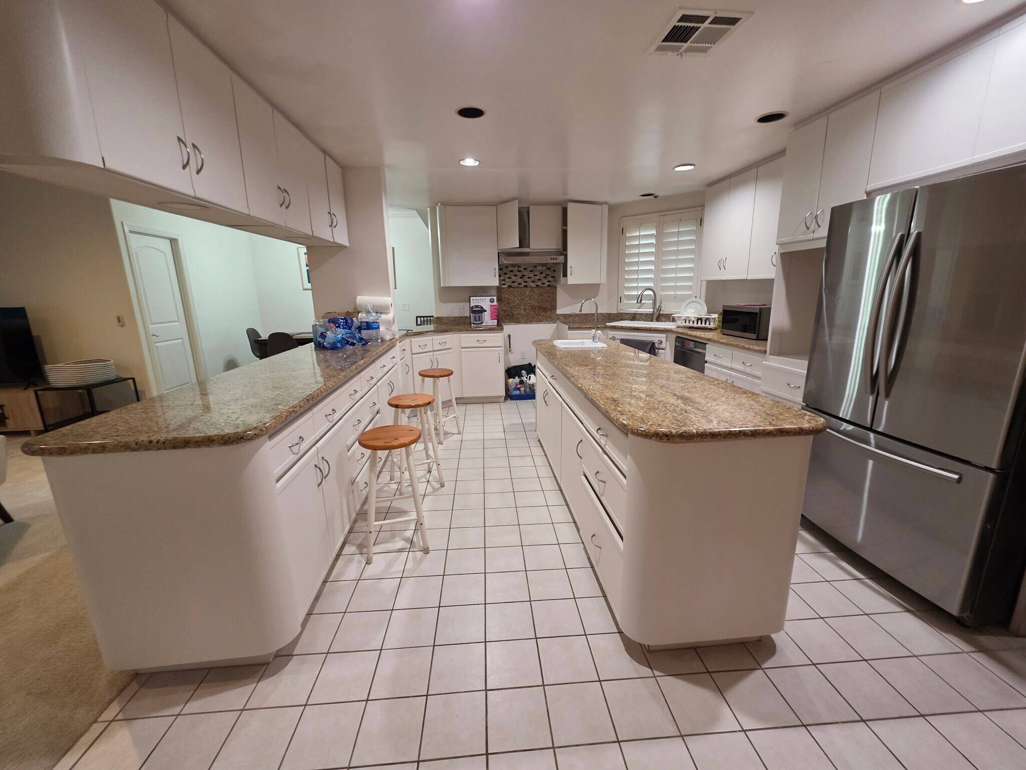 Building Photo - 390 S Sepulveda Blvd