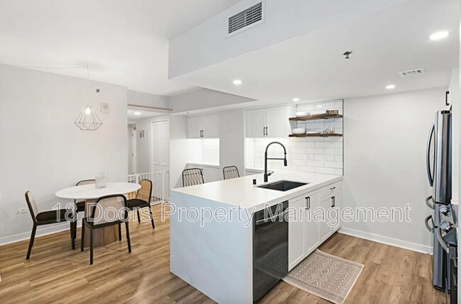 Building Photo - 425 W Beech St