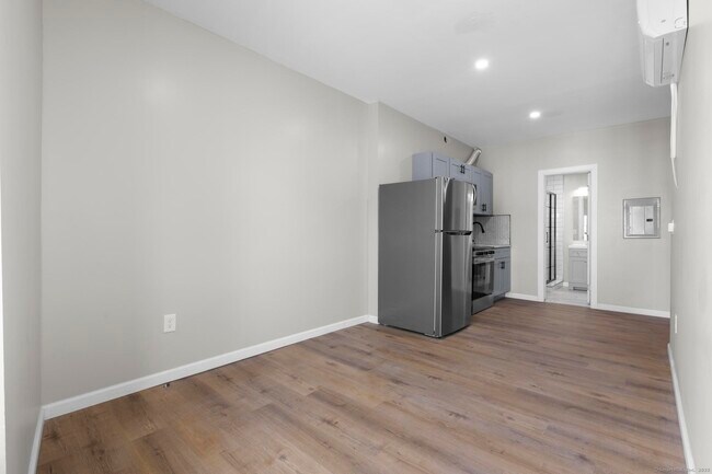 Building Photo - 140 Grand St