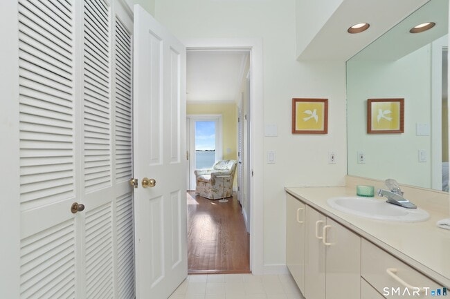 Building Photo - 34 Shorehaven Rd