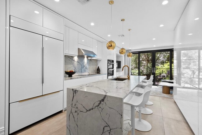 Building Photo - 634 Garden St