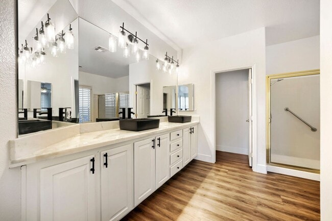 Building Photo - 5 Bedroom Luxury Home In Peccole Ranch!