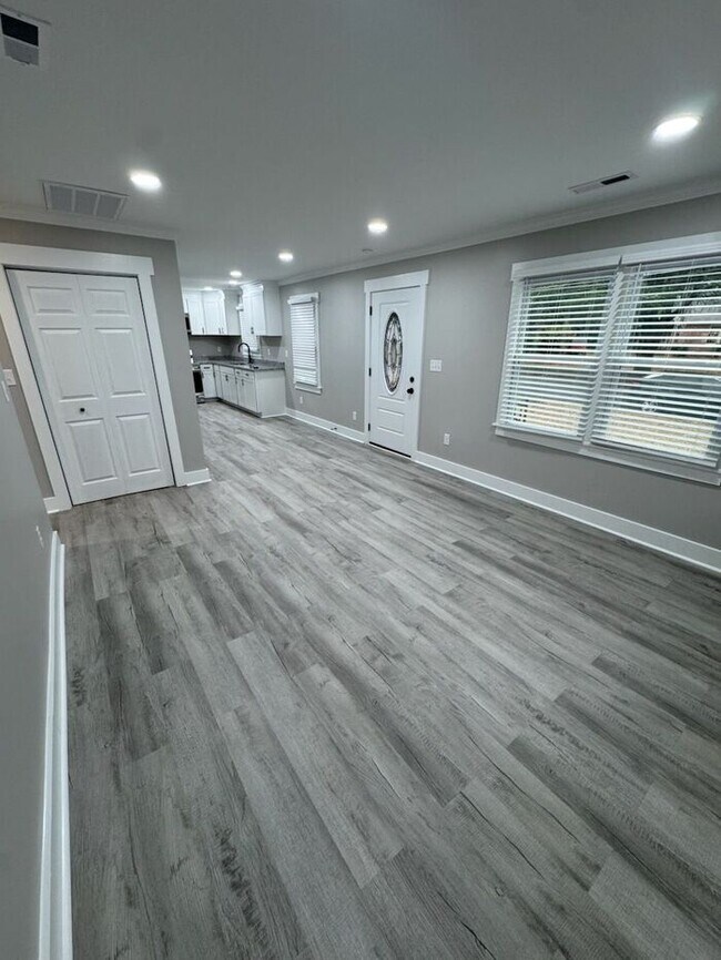 Building Photo - 2BR SFR with Updated Kitchen in Charlotte 28210