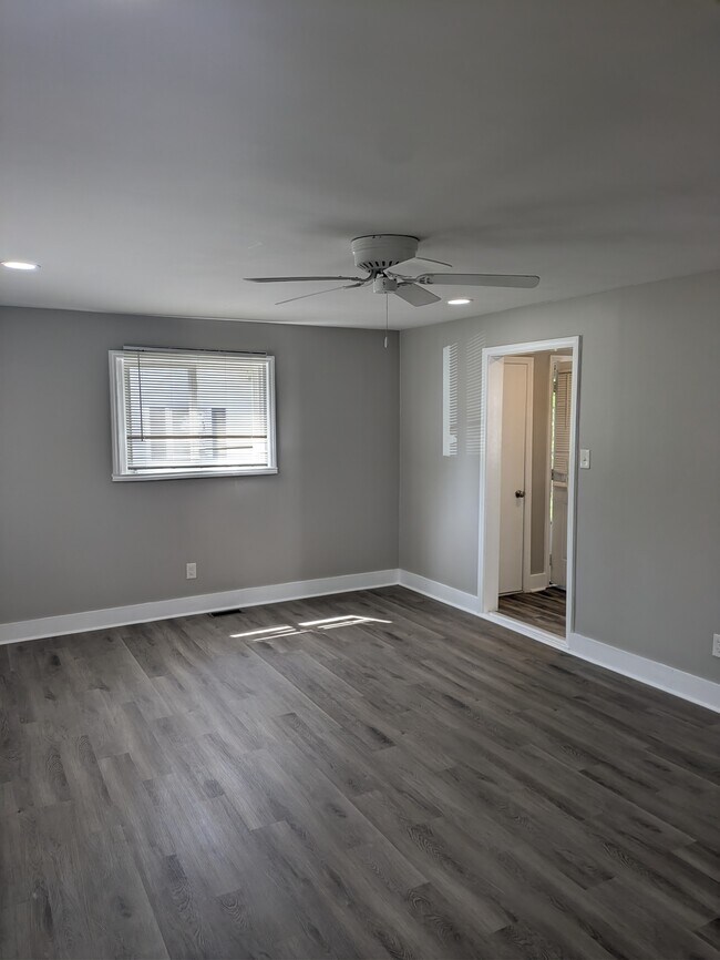 Building Photo - 806 N Woodland Dr