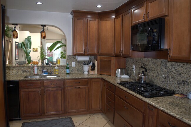 Building Photo - 2744 S Golden Way